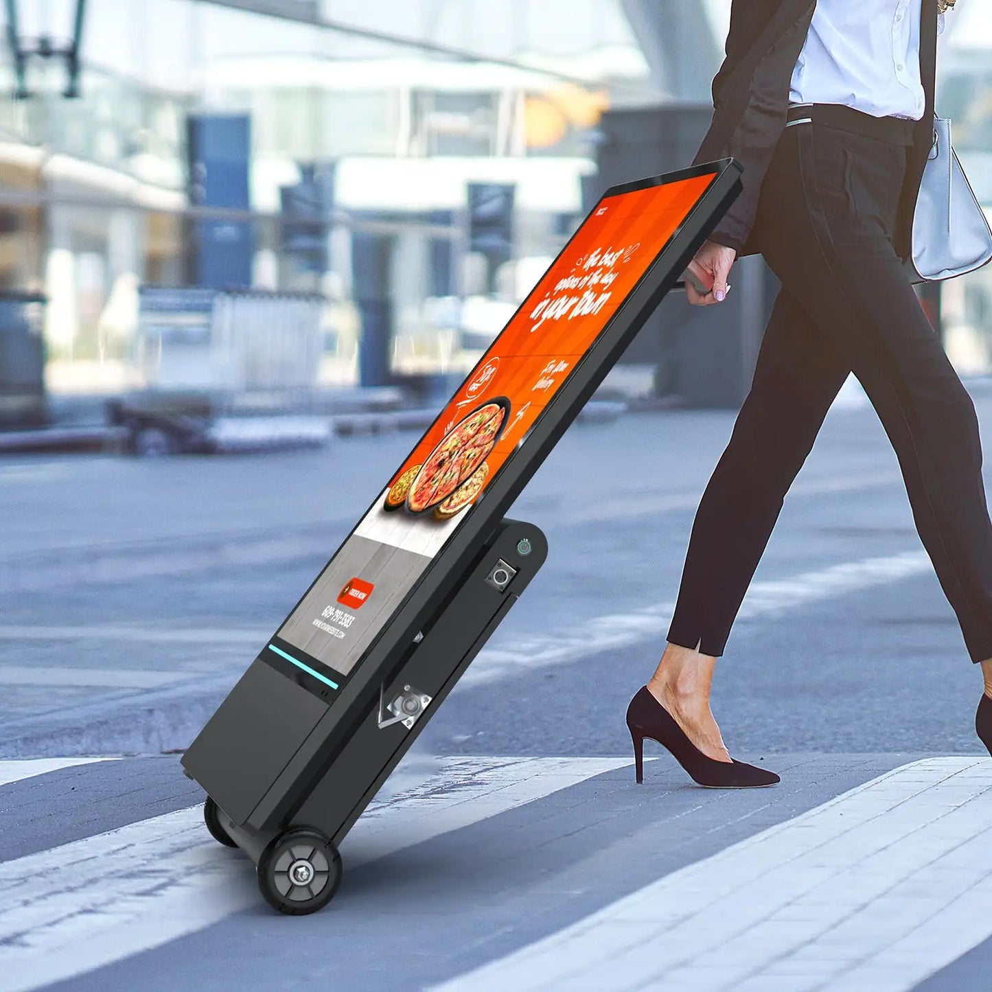 Portable Outdoor Digital Signage Display IP55 Waterproof Split Screen