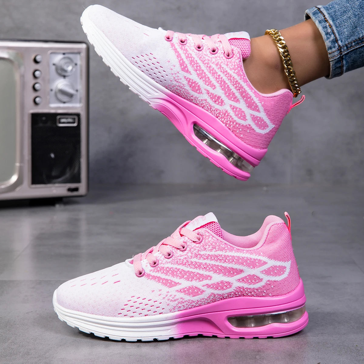Pink and white women's orthopedic walking sneakers with lace-up closure, breathable air-mesh upper and pink air-cushioned sole.